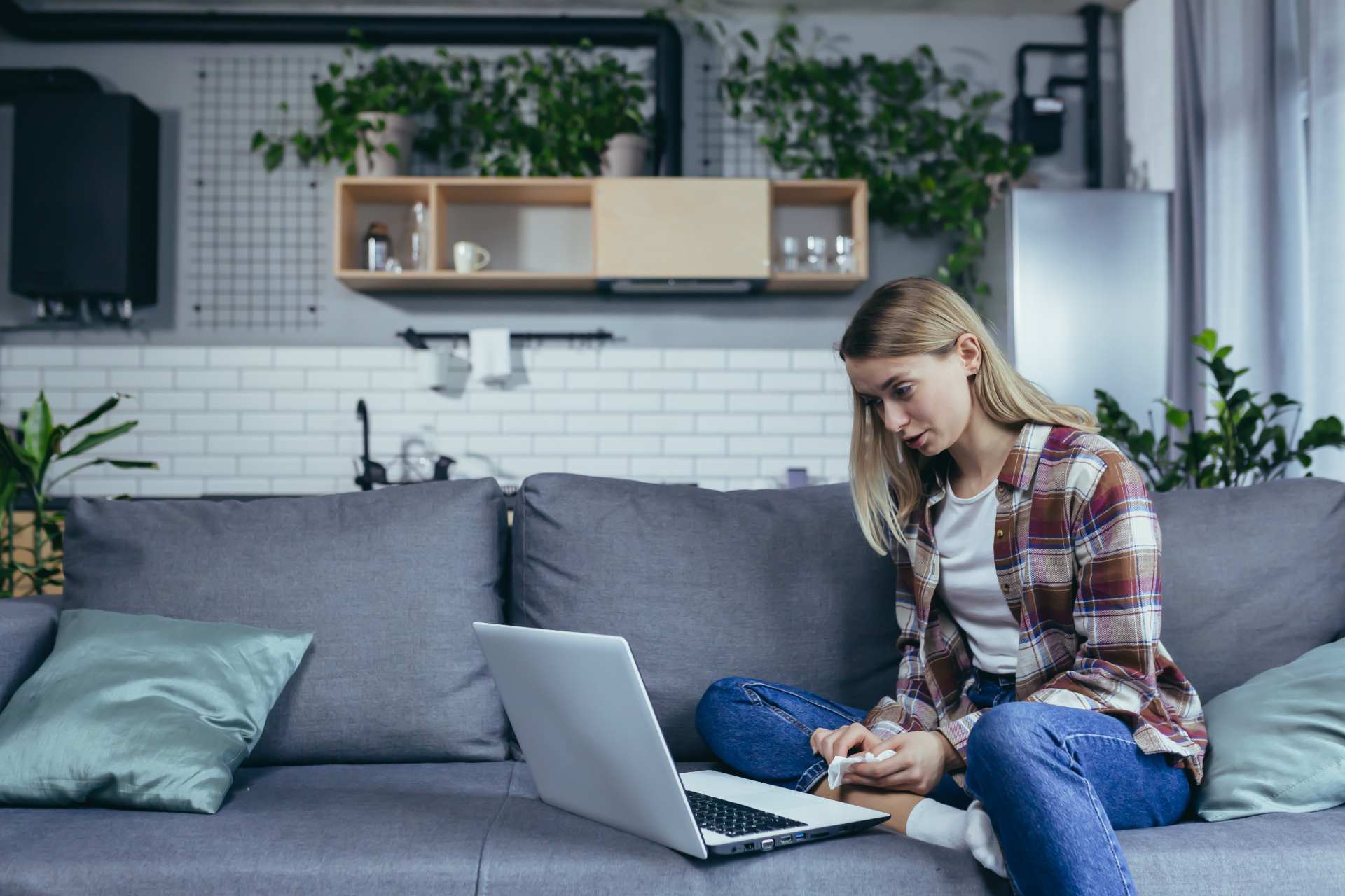 Frau sitzt am Laptop